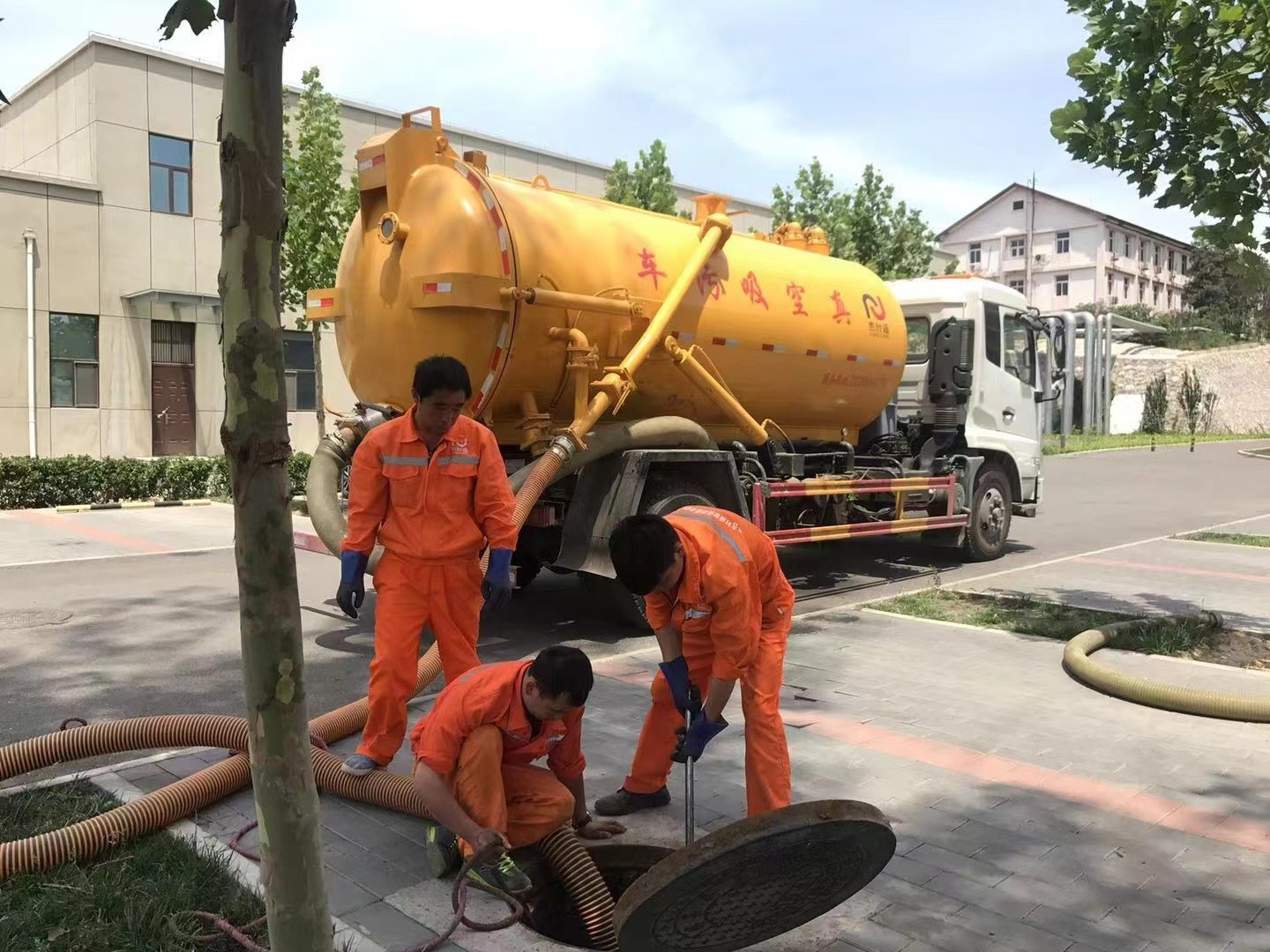 章贡管道疏通车停在窨井附近