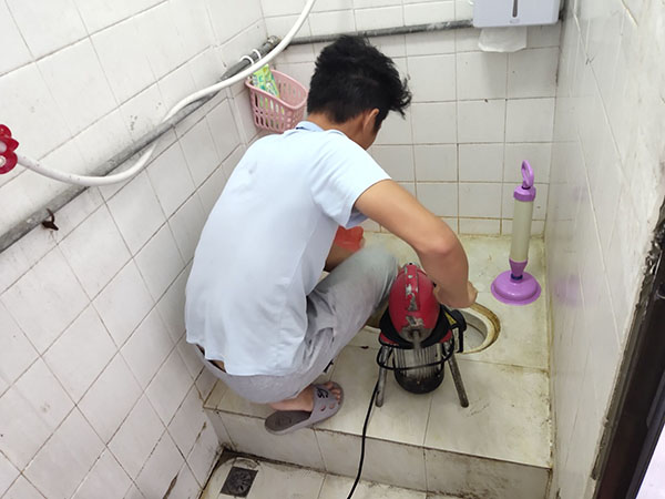 章贡管道堵塞冒臭气 专业师傅现场解决问题