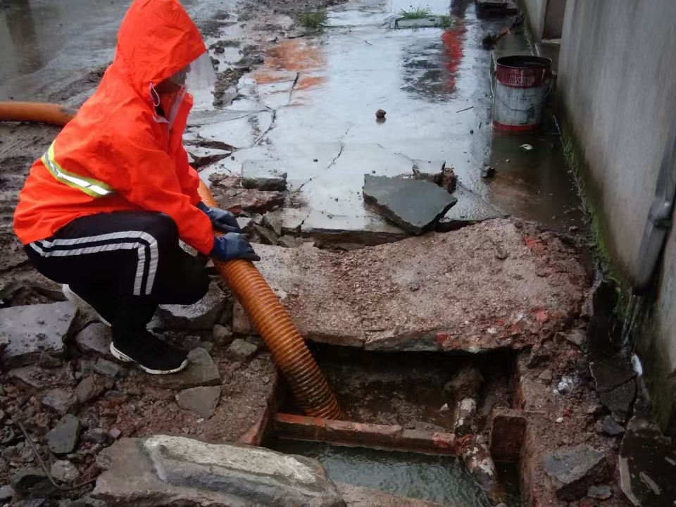 章贡专业清理污水池 炜誉市政以规范流程守护城市 “肠道”