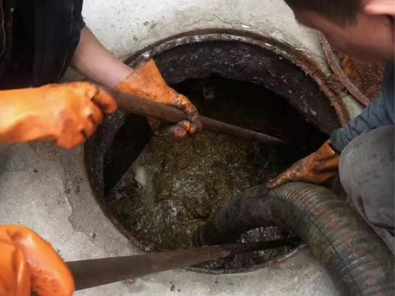 章贡清理化粪池时如何避免沼气的危害?